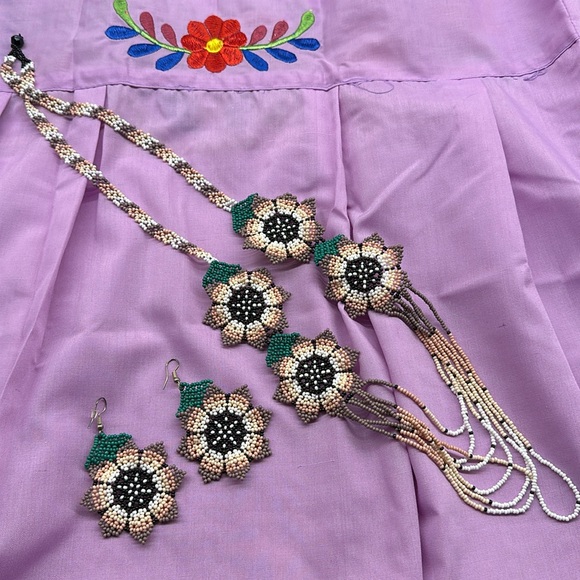 SET OF HUICHOL ART EARRINGS AND RING HAND BEADED - Picture 3 of 5